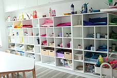 Bunte vielfältige Materialien im Atelier 