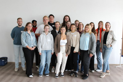 Ein Gruppenfoto der neuen Auszubildenden mit Petra Fettich und den Ausbildungskoordinatoren.