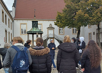 Gruppe Personen steht vor dem Falkenhof