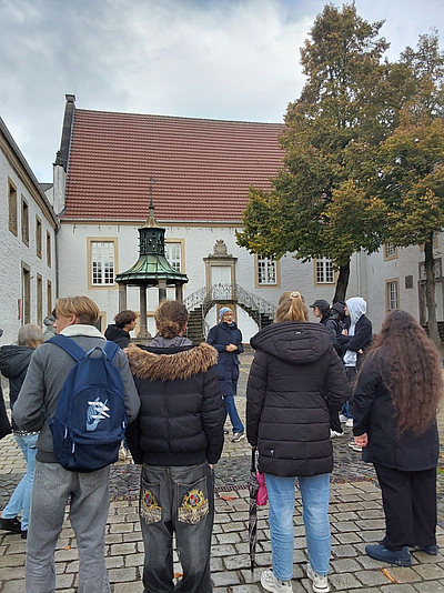 Gruppe Personen steht vor dem Falkenhof