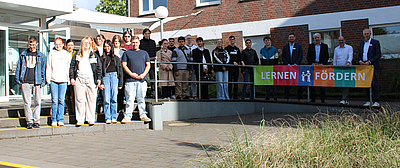 Gruppe von 35 jungen Menschen und Begleitpersonen