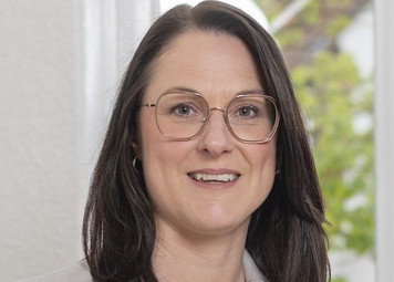 Portrait von junget Frau mit dunklen langen Haaren