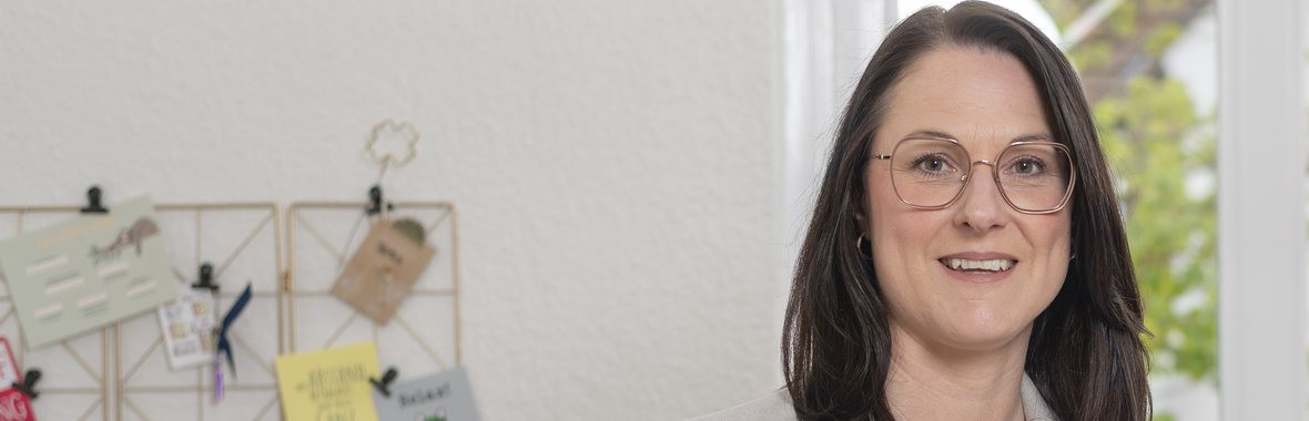Portrait von junget Frau mit dunklen langen Haaren